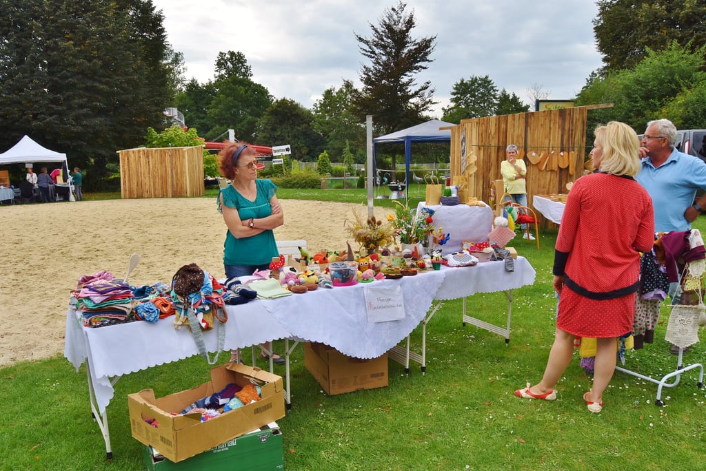 Viel Handgemachtes, wie am Stand des Pretitzer Handarbeitsstübchens, wurde auf dem Markt feilgeboten.