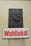 Das Wahllokal-Schild hängt in Falkenberg (Landkreis Stendal) an der Ehrentafel für Dr. Friedrich Müller, dem "Initiator des Planes der Umgestaltung der Wische".