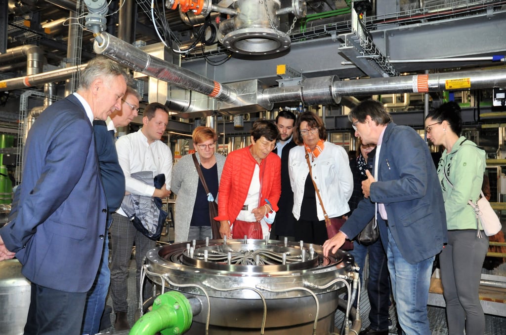 Dr. Michael Fleig (2. v. r.), Betriebsleiter von Sinarmas Cepsa im Chemiepark Genthin, mit Besuchern im Reaktorbereich der Sulfieranlage. In der Mitte mit der roten Jacke Dr. Christa Plichta.