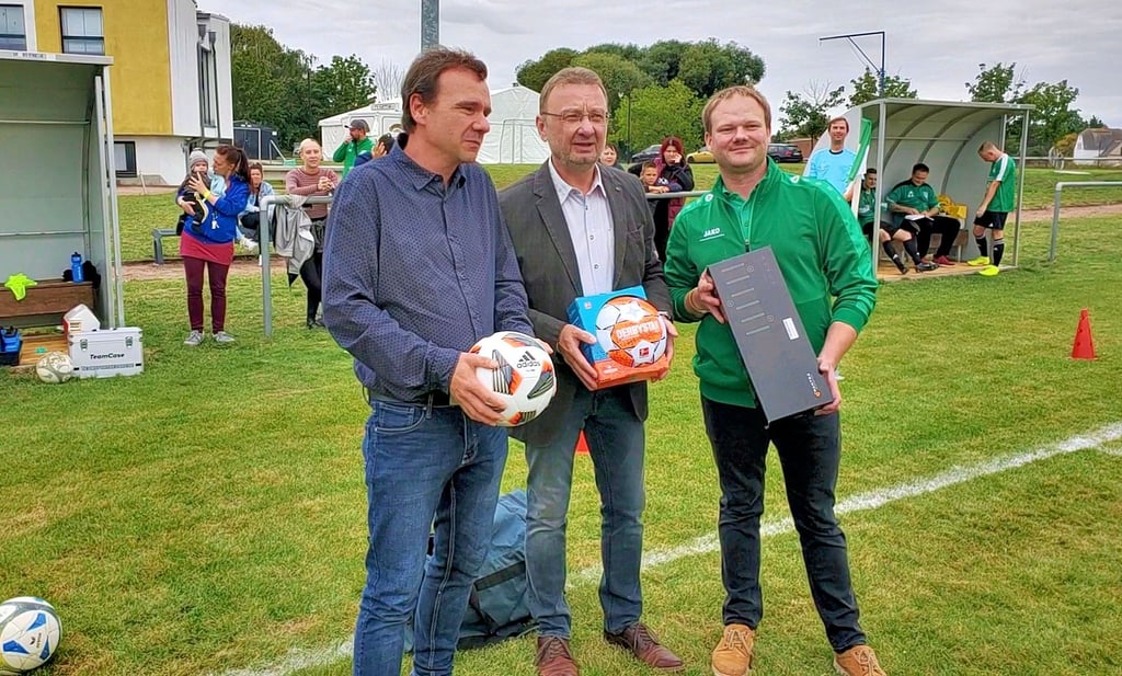 Thomas Hense (von links), Mario Braumann und Martin Zbyszewski bei der Sportplatzeröffnung.