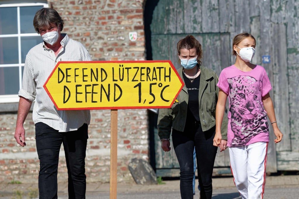 Die Klimaaktivistinnen Greta Thunberg (r) und Luisa Neubauer besuchen den Hof von Landwirt Eckhardt Heukamp (l).