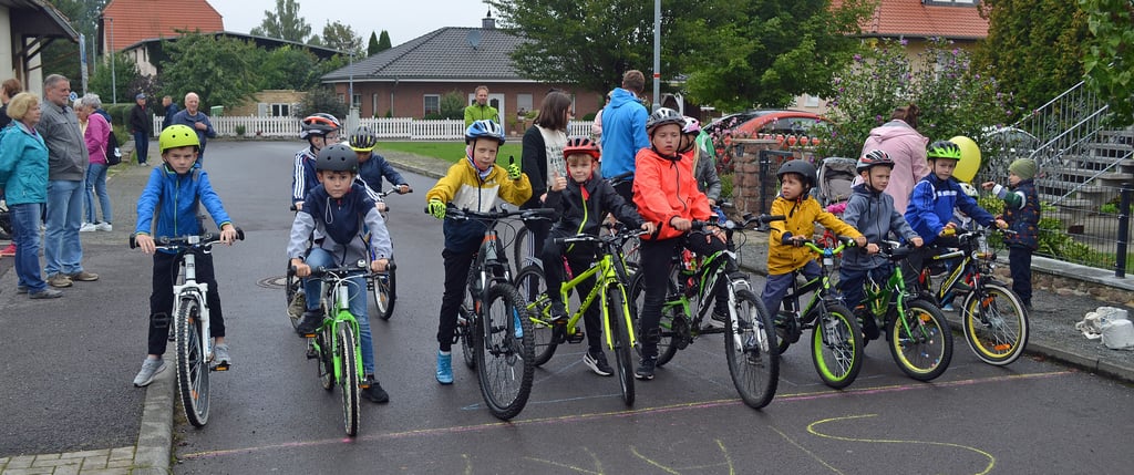 Start der kleinen Friedensfahrt in der Kolonie I.