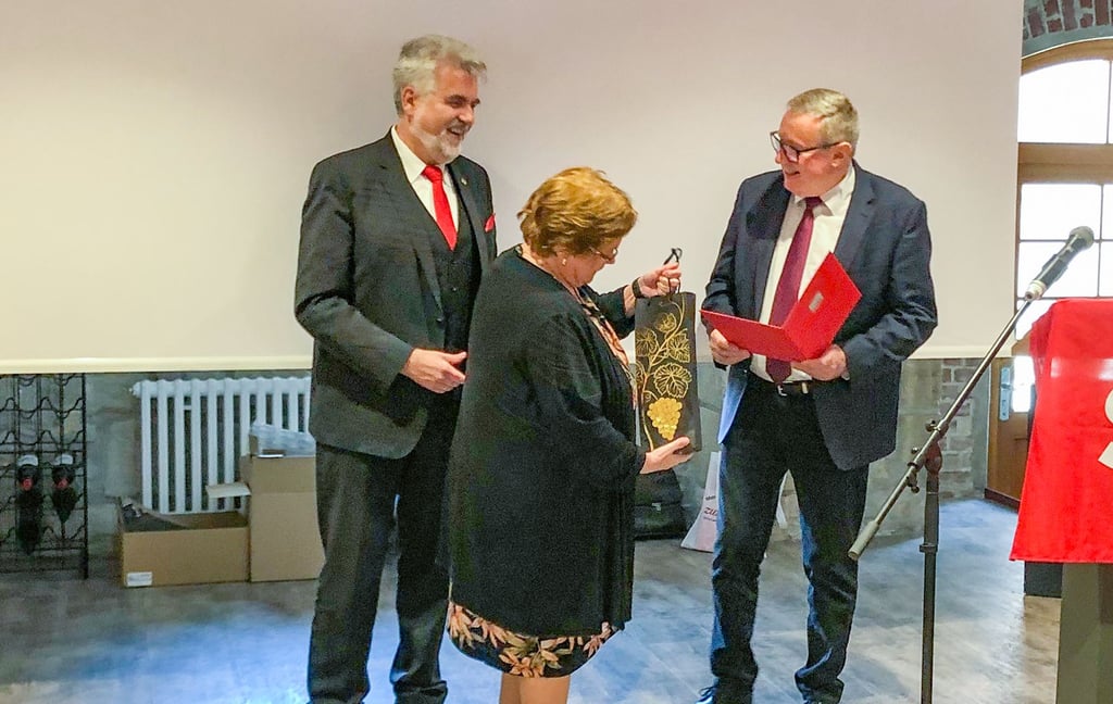 Glückwünsche von Birgit Voigt und Armin Willingmann für Andreas Steppuhn (r.), der seit 40 Jahren SPD-Mitglied ist.