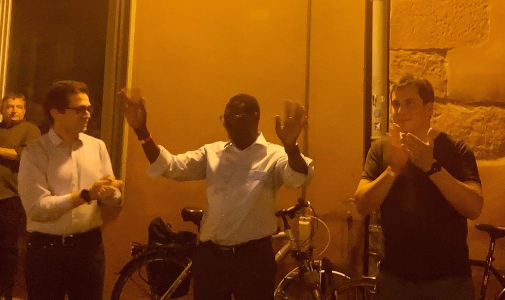 Karmabia Diaby lässt sich von seinen Anhängern feiern.