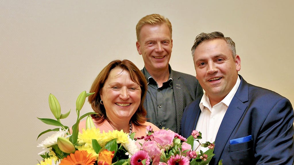 Wirkliche Wahlfreude sieht anders aus: Die zum vierten Mal in den Bundestag wiedergewählte Heike Brehmer nimmt Glückwünsche von CDU-Kreischef Ulrich Thomas (Mitte) und Kreisgeschäftsführer Mario Wenske entgegen. Anders als in vielen Wahlkreisen im Land konnte Brehmer ihr Direktmandat verteidigen. Allerdings büsste auch sie massiv an Stimmen ein.