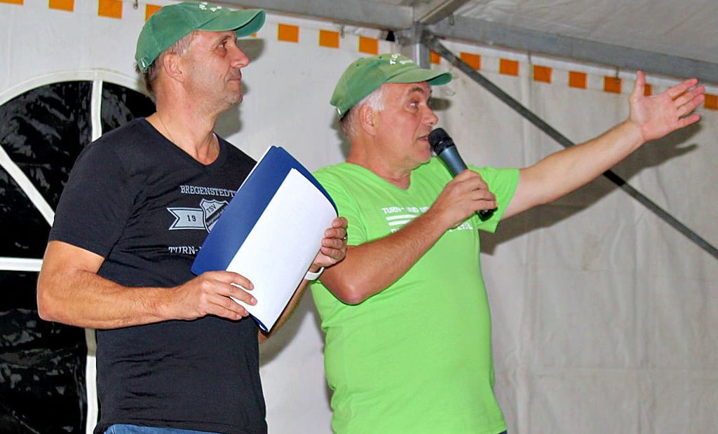 90 Jahre TSV Bregenstedt: Detlef Pfeiffer (links) und Michael Bode blicken mit den Gästen in die Geschichte des Sportvereins.