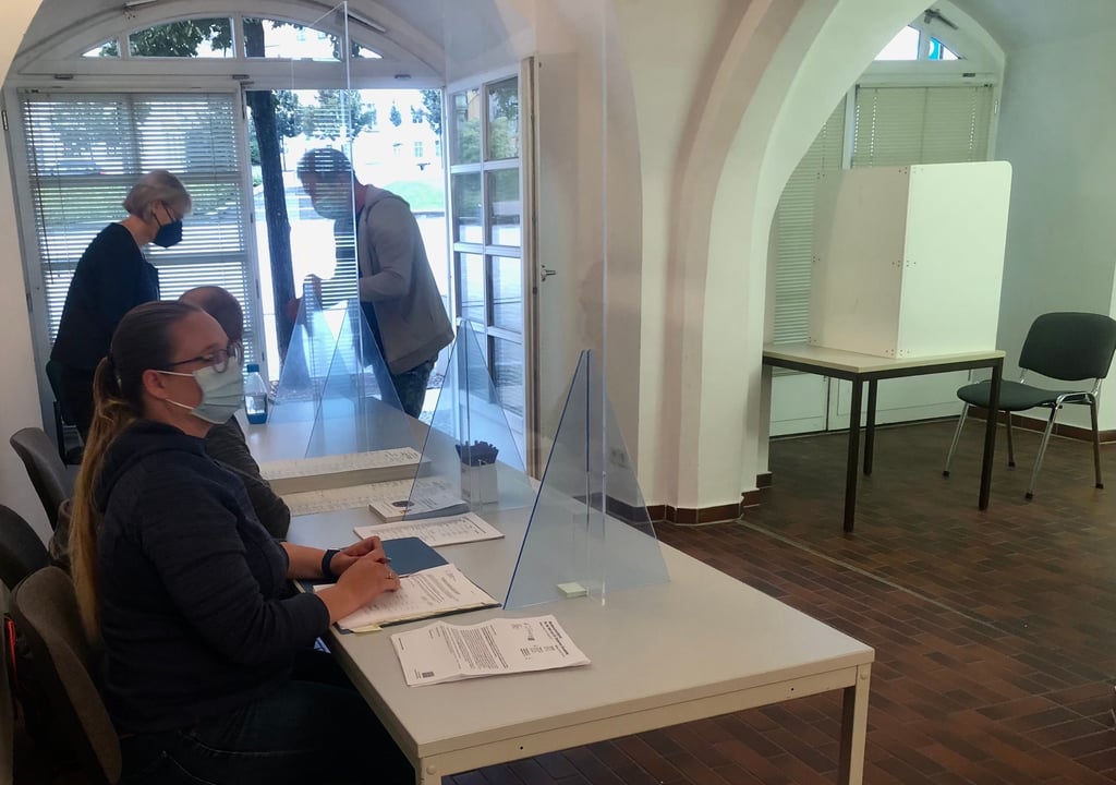 Am Altmarkt in Zeitz begrüßen Wahlvorsteherin Ines Will und ihr Team gut vorbereitet schon punkt 8 Uhr die ersten Wähler.