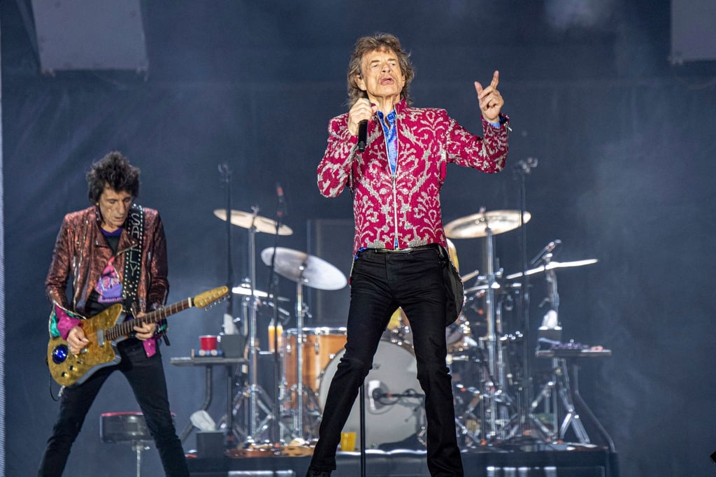Ronnie Wood (l) und Mick Jagger - Bei ihrem ersten Bühnenauftritt seit dem Tod von Charlie Watts haben die Rolling Stones ihres gestorbenen Schlagzeugers gedacht.