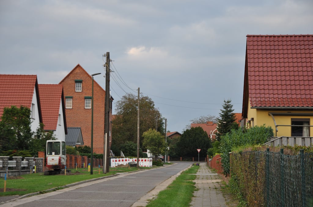 In der Friedensstraße in Havelberg beginnen die Arbeiten zum Rückbau der Strommasten und zur Erneuerung der Hausanschlüsse für Trinkwasser und Abwasser.