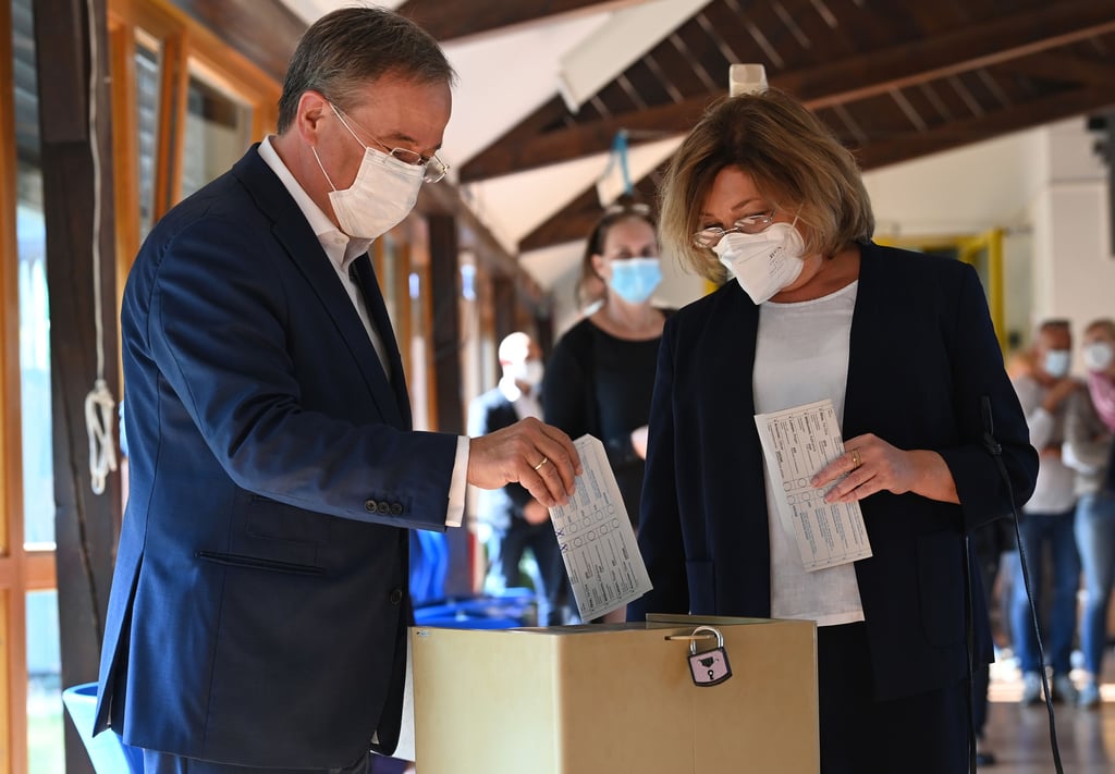 Armin Laschet, Bundesvorsitzender der CDU, Spitzenkandidat seiner Partei und Ministerpräsident von Nordrhein-Westfalen und seine Frau Susanne bei der Stimmabgabe zur Bundestagswahl. Foto: Federico Gambarini/dpa-Pool/