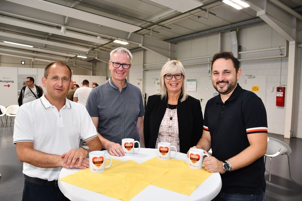 Matthias Boxhorn (l.) und Dennis Brandt (r.) mit den beiden Beigeordneten Simone Borris und Holger Platz bei der Dankesveranstaltung anlässlich der Schließung des Impfzentrums Magdeburg.