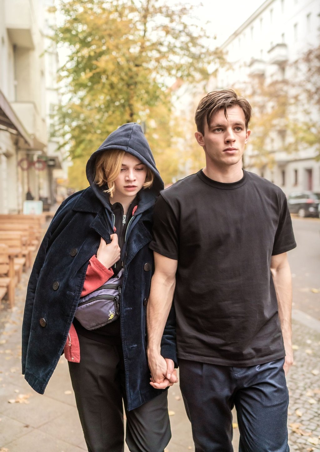 Luna Wedler als Maxi und Jannis Niewöhner als Karl in einer Szene des Films „Je suis Karl“.