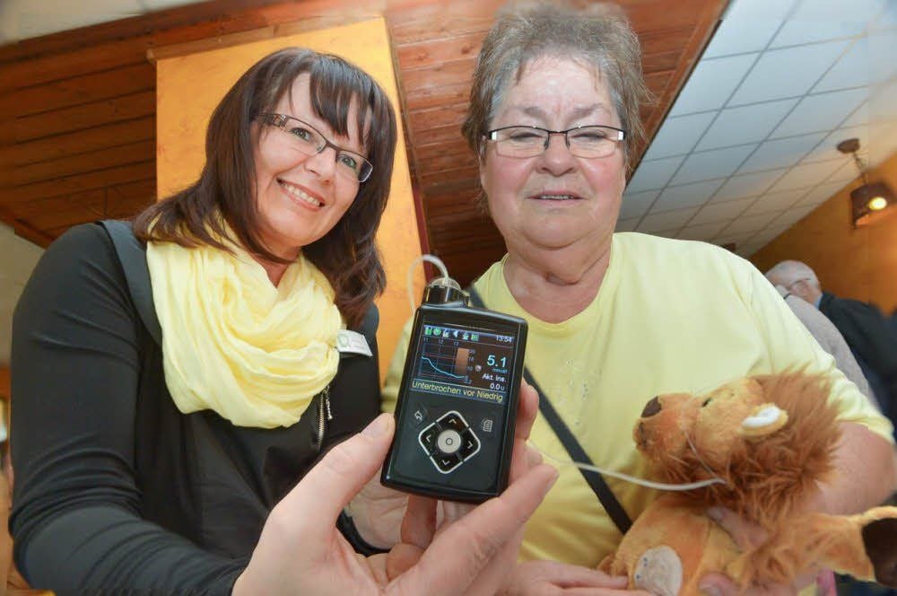 Diabetesberaterin Schwester Angela Peter (links) erläutert Anneliese Strauß die Funktionsweise einer Insulinpumpe der neuesten Generation.