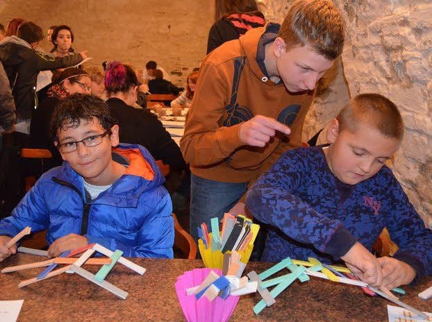 Unter der Anleitung von Studenten versuchten sich die Grundschüler auch als Mathe-Modellbauer.