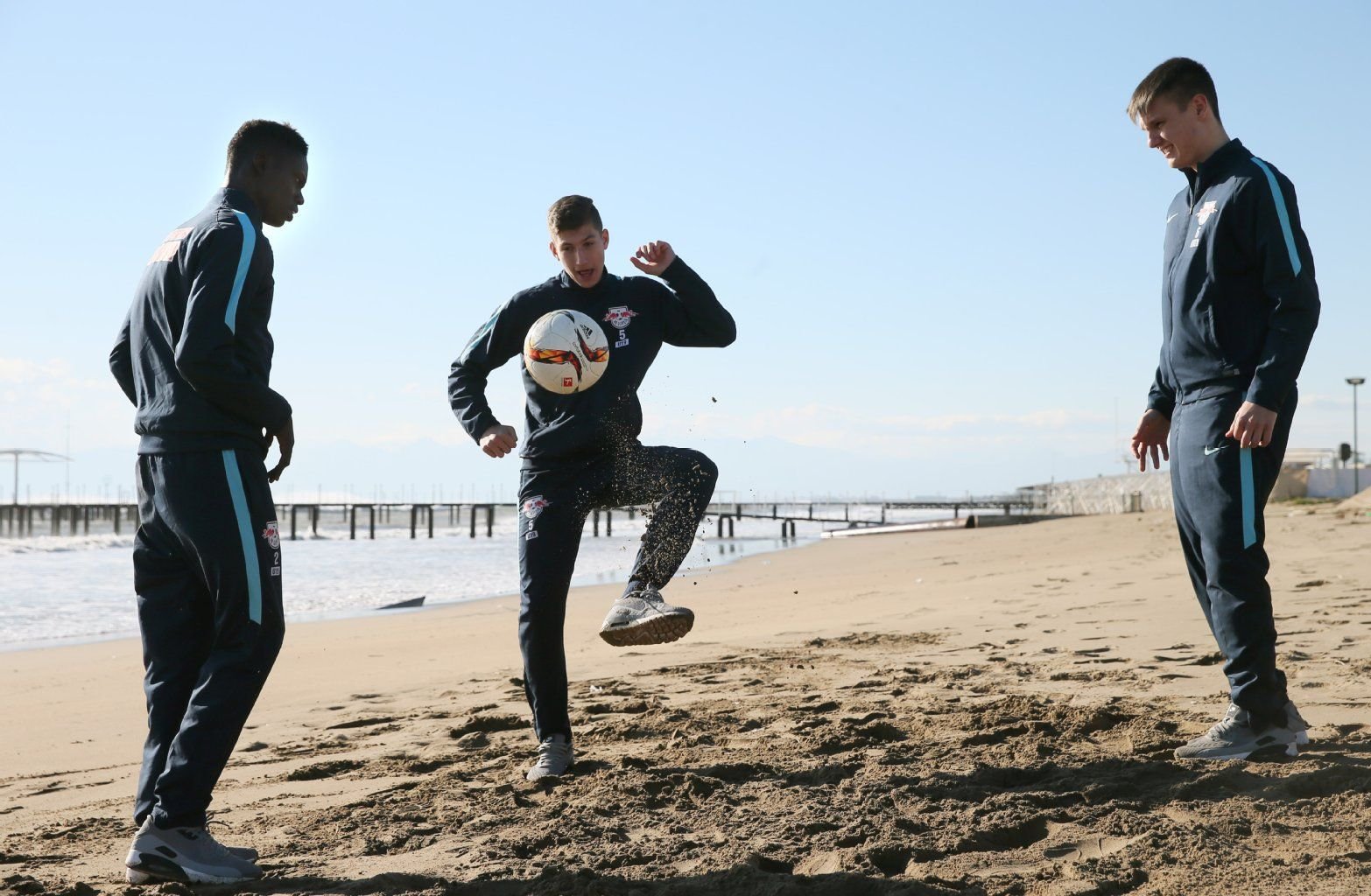 Beachsoccer: Die RB-Youngster posen am Strand für die Fotografen
