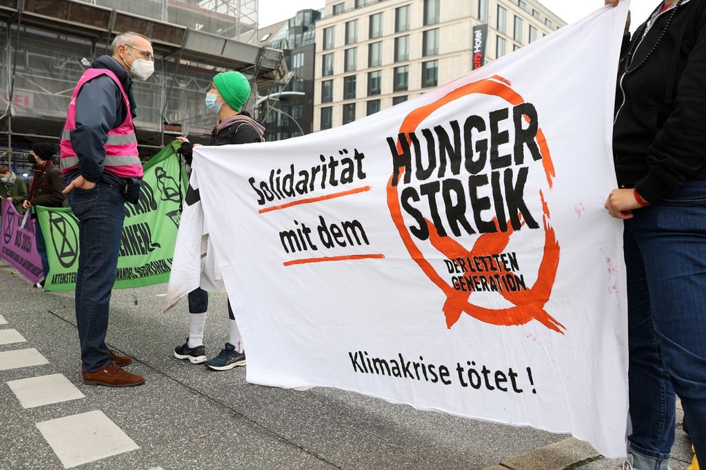 Auf einem Transparent steht "Solidarität mit dem Hungerstreik der letzten Generation".