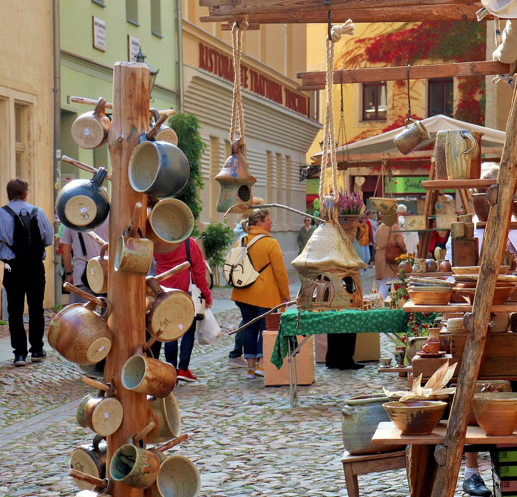 Nicht mehr nur auf dem Markt, sondern auch rund um die Stadtkirche gab es Getöpfertes zu bestaunen. Händler und Besucher ziehen ein positives Resümee.