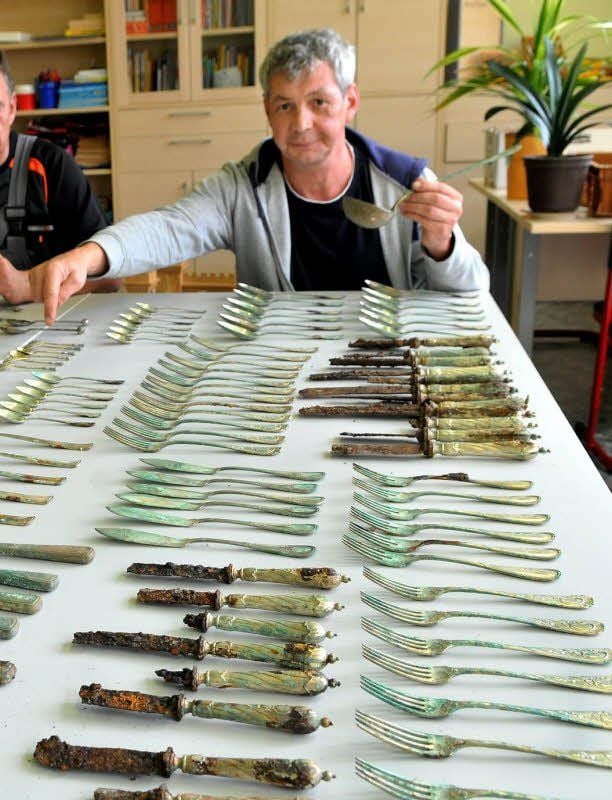 Mark Rybinski entdeckte den Silberschatz im Schatten der Burg.