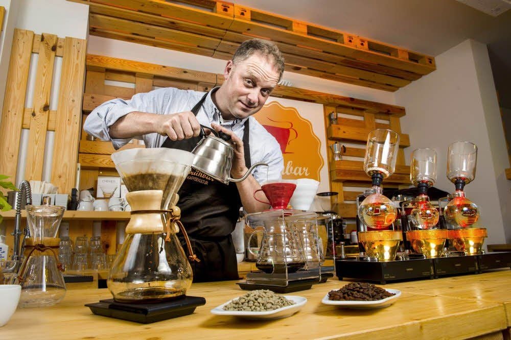 Einen Kaffee gefällig? Peter Dorndorf bereitet ihn in seiner „Brühbar“ mit ganz unterschiedlichen Methoden zu - sei es mit der Chemex, einem Handfilter oder Syphon.