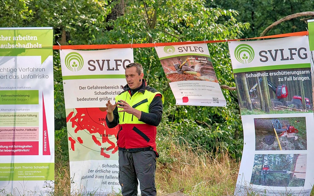 Christian Lüschow erklärte den Teilnehmern, worauf es beim Fällen ankommt.