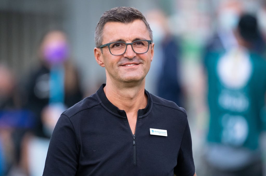 Cheftrainer Michael Köllner vom TSV 1860 München kommt vor einem Spiel ins Stadion.