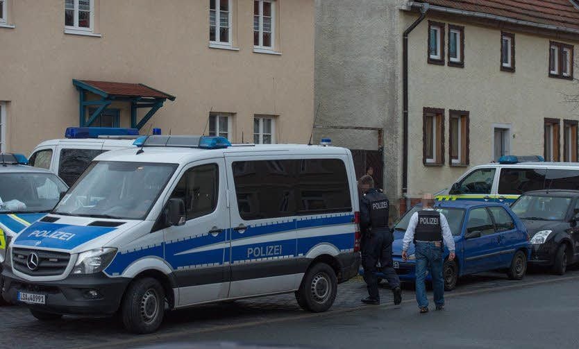 An insgesamt vier Standorten in Harzgerode hat die Polizei am Dienstagmorgen Wohnungen durchsucht.
