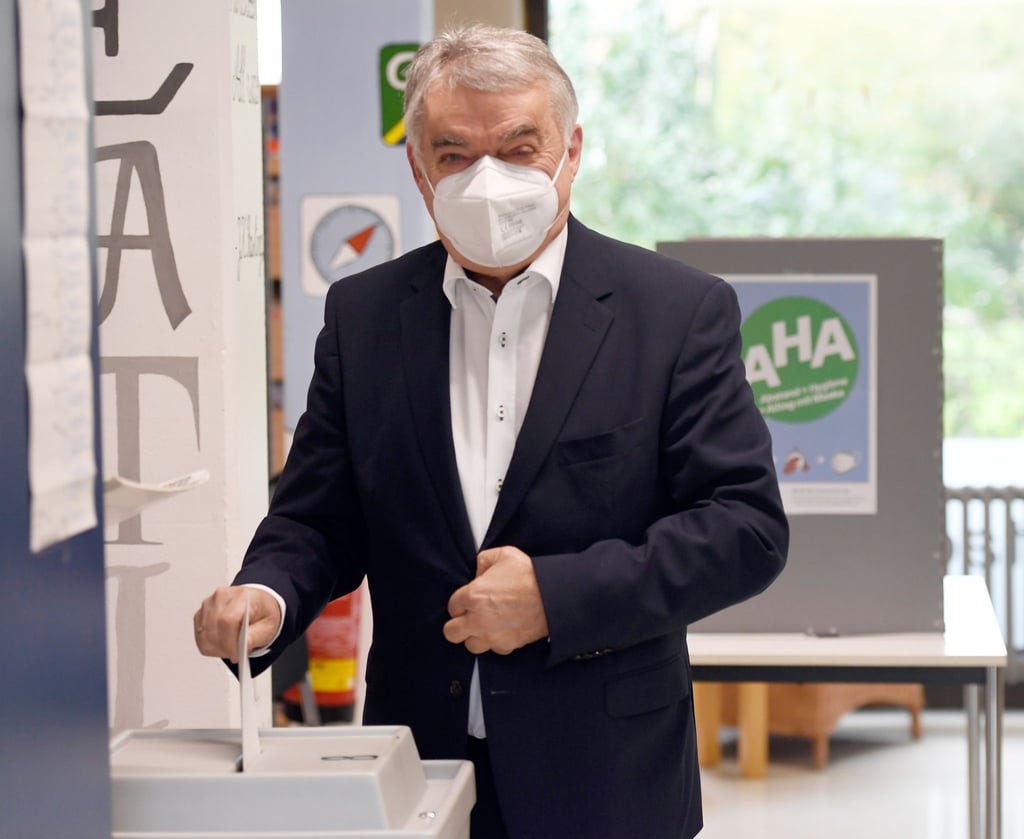Herbert Reul (CDU), Innenminister von NRW, gibt seine Stimme für die Bundestagswahl ab.