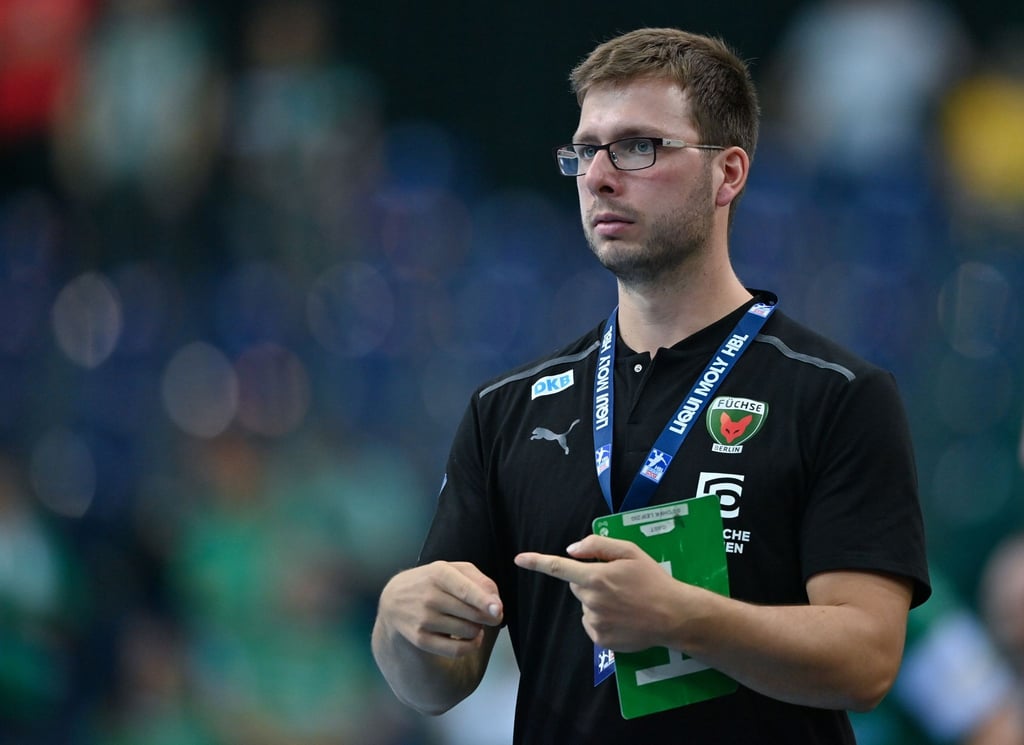 Trainer Jaron Siewert an der Seitenlinie.
