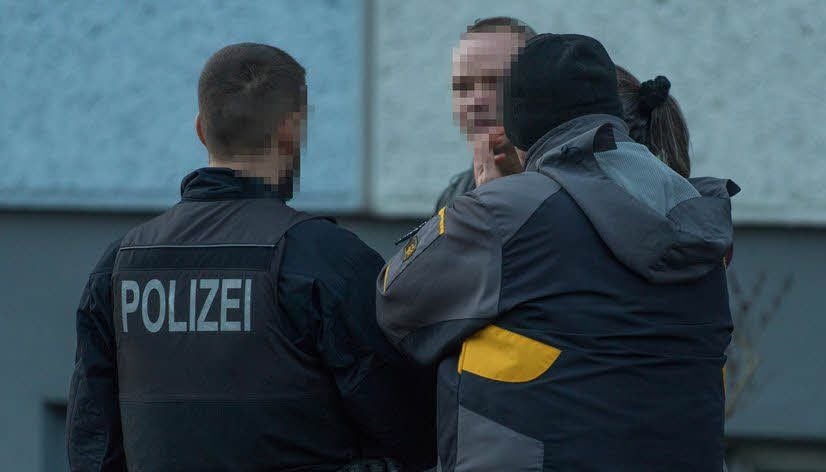 Die Polizei ermittelt vor Ort in einem Neubaugebiet.