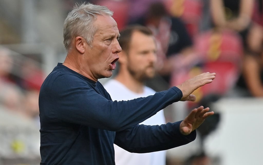 Trainer Christian Streich gestikuliert.