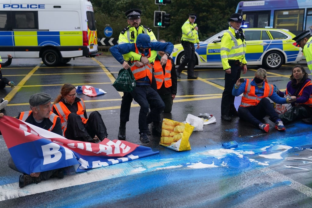 30 bis 40 Klimaaktivisten blockierten zum sechsten Mal innerhalb weniger Wochen einen Teil der Londoner Ringautobahn M25.