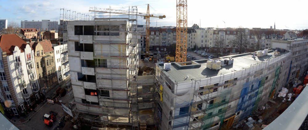 Noch drehen sich an der Kurt-Eisner-Straße die Kräne. Doch schon am Samstag soll hier die Richtkrone über allem schweben.