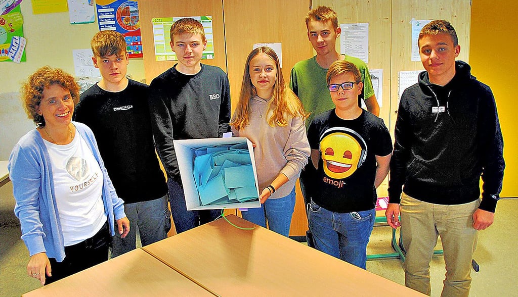 Die Zehntklässler der Bismarker Sekundarschule präsentieren mit Lehrerin Jana Eckhardt die gerade geöffnete Wahlurne.