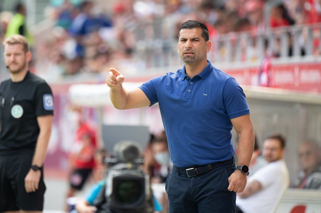 Trainer Dimitrios Grammozis vom FC Schalke 04.