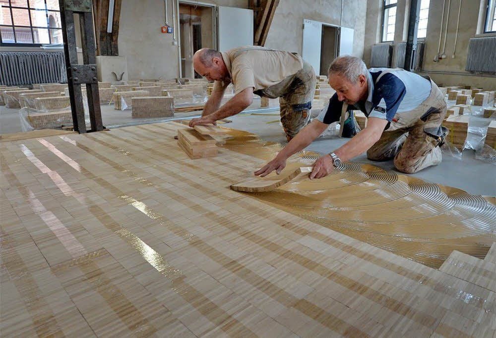 Handwerker verlegen derzeit Industrieparkett in der Alten Hobelei.