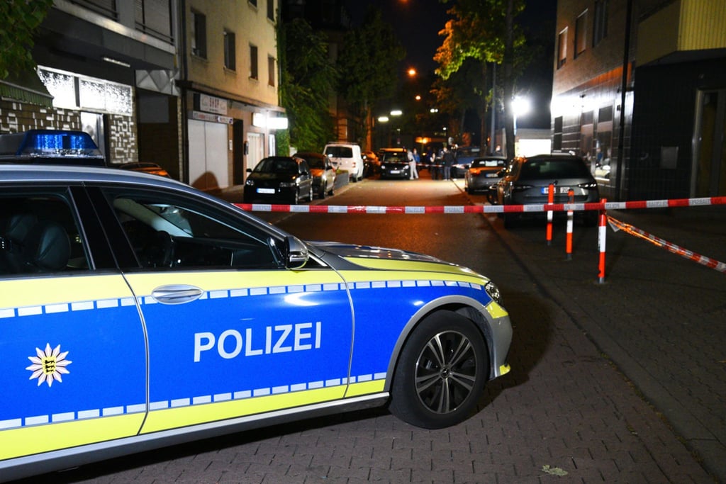 Abgesperrt von der Polizei ist das Areal um eine Gaststätte, vor der Schüsse gefallen sind.