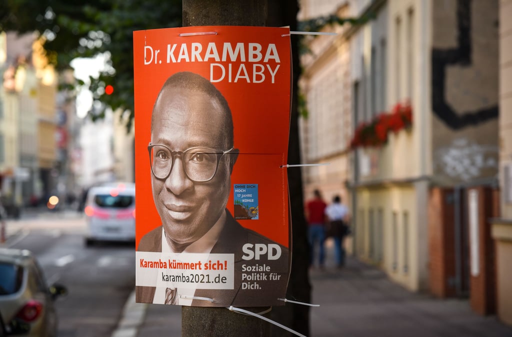 Keiner in Sachsen-Anhalt zog so viele Stimmen wie er: Der SPD-Politiker Karamba Diaby (SPD), hier auf Wahlplakaten in der Bernburger Straße in Halle.