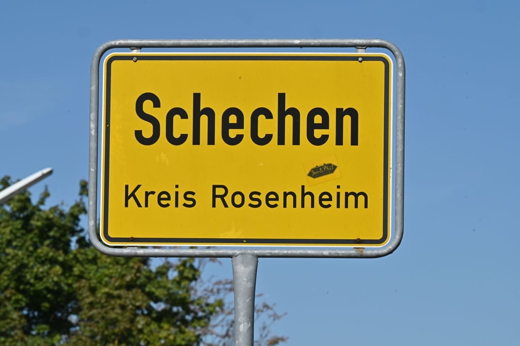 Das Ortsschild von Schechen steht am Ortseingang.