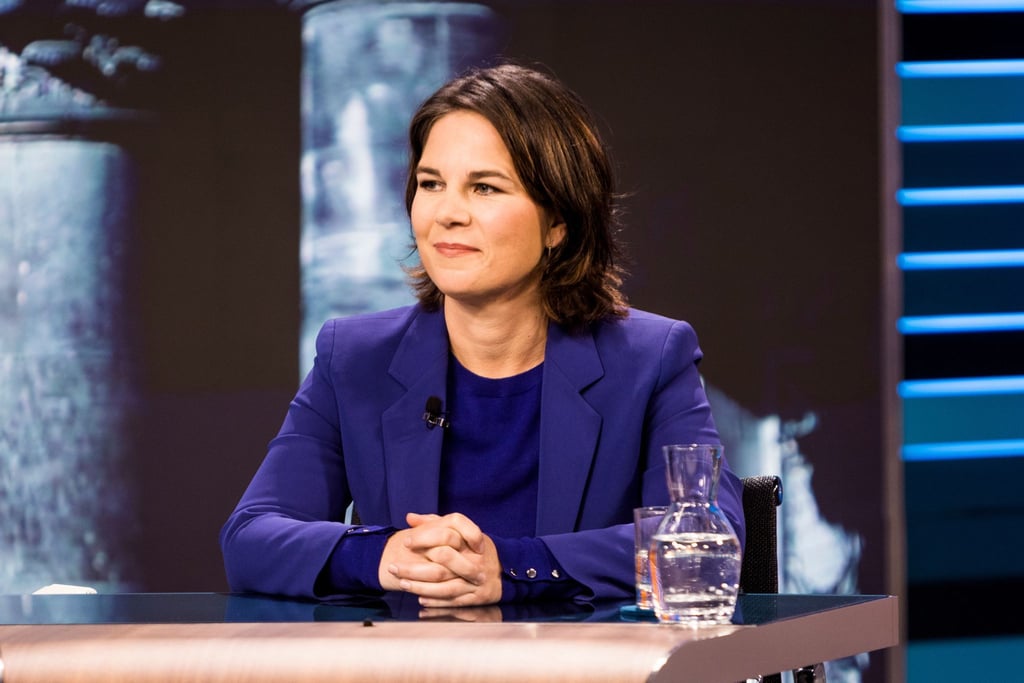 Annalena Baerbock, Kanzlerkandidatin von Bündnis 90/Die Grünen, sitzt bei der TV-Debatte.