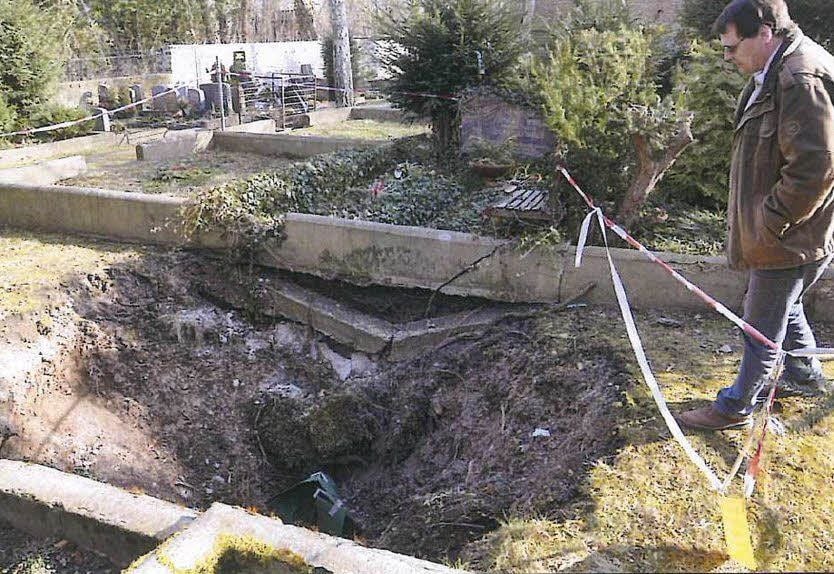 Auf dem Altenburger Friedhof haben sich mehrere Krater in der Erde gebildet. Dort sind alte Luftschutzstollen im Untergrund eingestürzt.