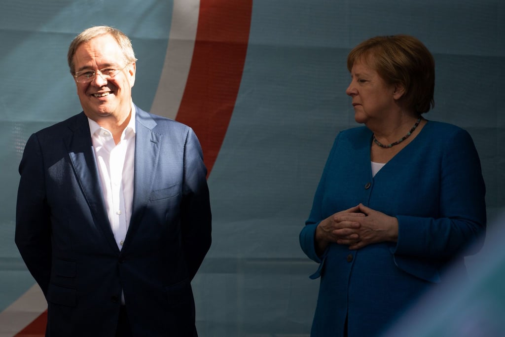 Unionskanzlerkandidat Armin Laschet und Kanzlerin Angela Merkel (CDU) stehen bei einem Wahlkampfauftritt auf der Bühne.
