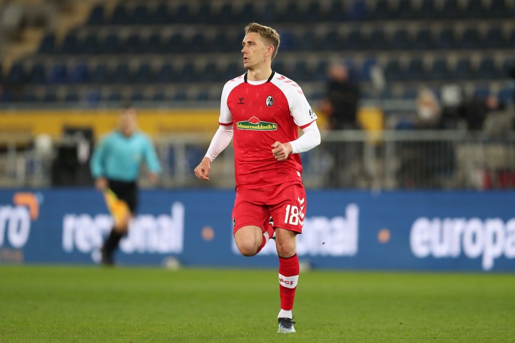 Nils Petersen vom SC Freiburg läuft über den Platz.