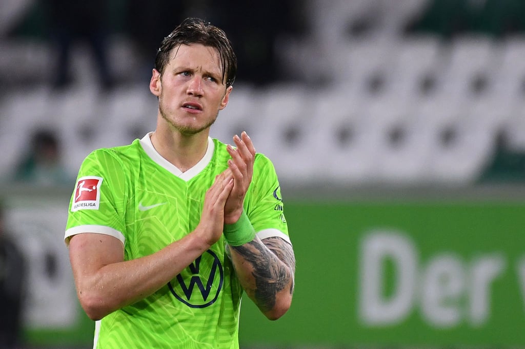 Wolfsburgs Wout Weghorst klatscht.