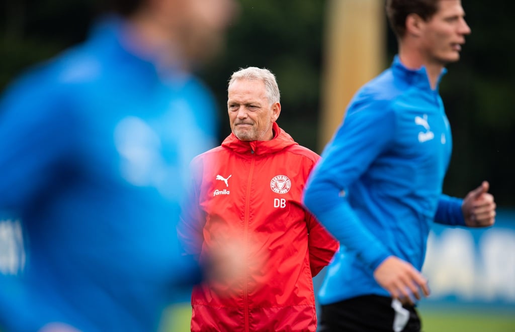 Dirk Bremser, Trainer des Fußball-Zweitligisten Holstein Kiel, leitet eine Trainingseinheit.