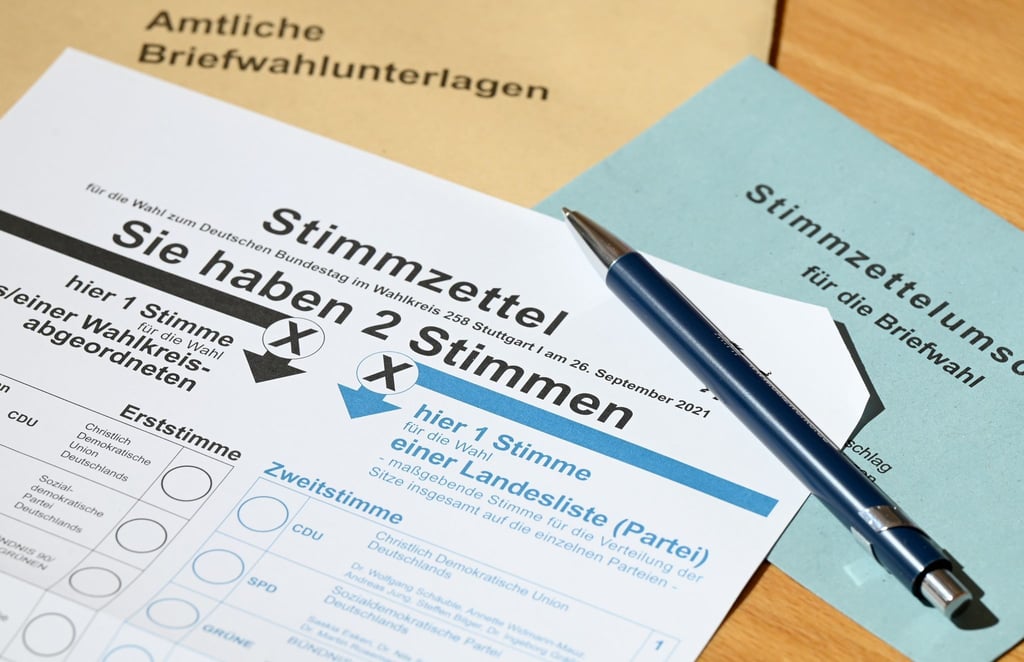 Ein Stimmzettel zur Bundestagswahl liegt auf einem Tisch.