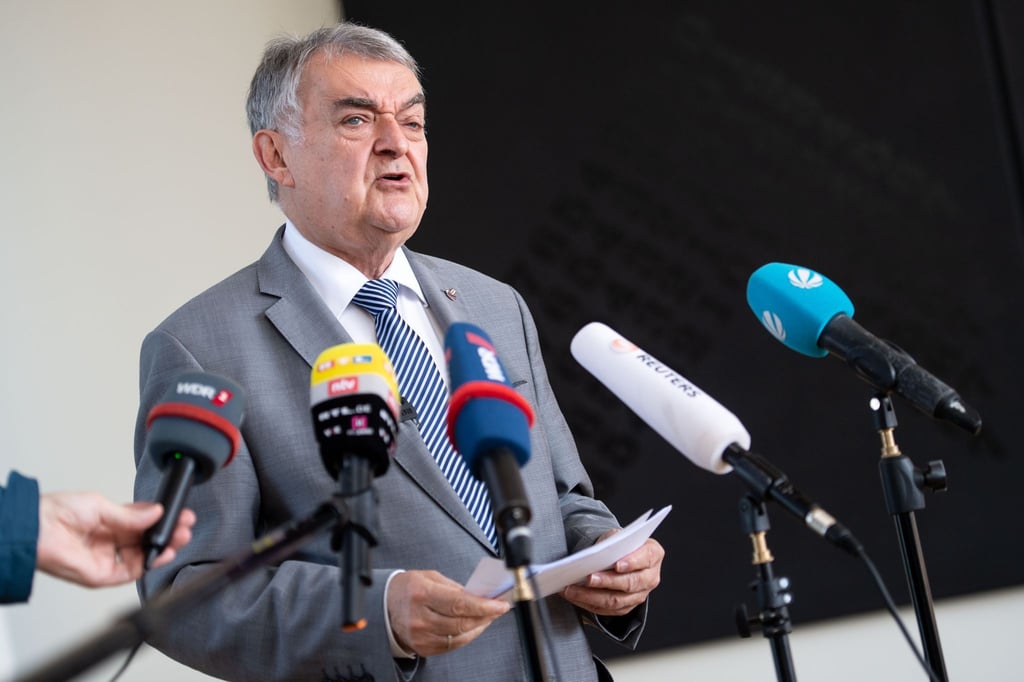 Herbert Reul (CDU), Innenminister von Nordrhein-Westfalen, gibt im Landtag ein Pressestatement.
