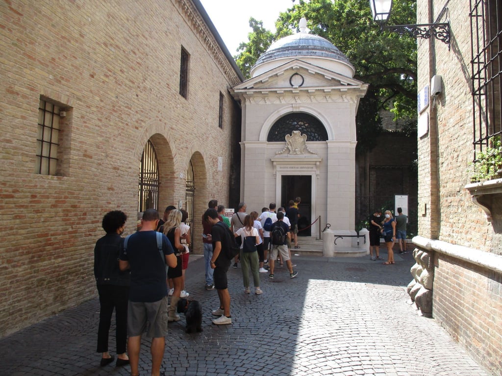 Besucher stehen Schlange, um einen Blick in das Mausoleum des italienischen Nationaldichters Dante Alighieri zu werfen.