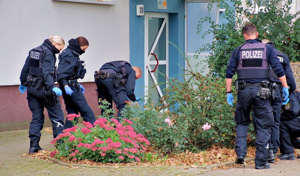 Nach der Bluttat in der Muldestraße suchen Einsatzkräfte der Polizei nach Spuren.