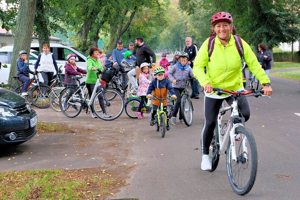 Jung und Alt schlossen sich Andrea Jung-Stöwesandt (vorn) bei der zehn Kilometer langen Familienfahrradtour an.