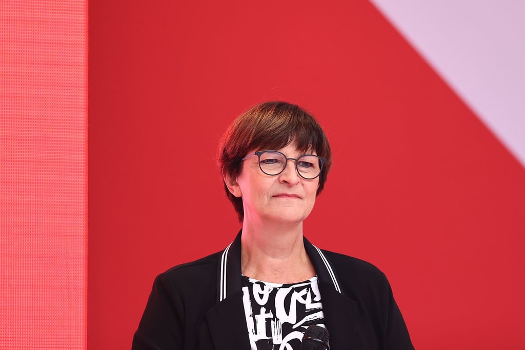 SPD-Parteivorsitzenden Saskia Esken schaut in die Runde.